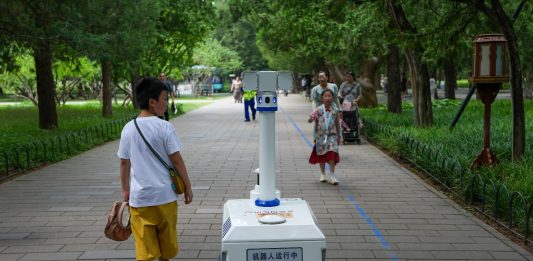 Cina: robot in servizio nel parco del Tempio del Cielo a Pechino (3)