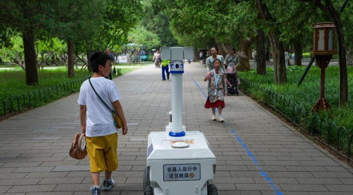 Cina: robot in servizio nel parco del Tempio del Cielo a Pechino (3)