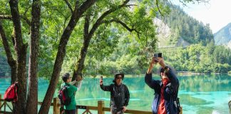 Cina: Jiuzhaigou incanta i turisti internazionali con i suoi paesaggi (1)