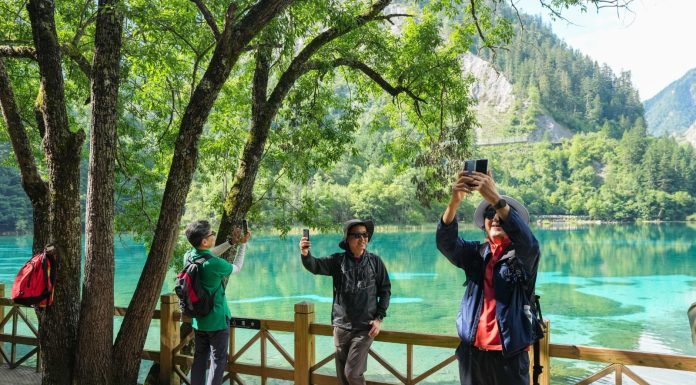 Cina: Jiuzhaigou incanta i turisti internazionali con i suoi paesaggi (1)