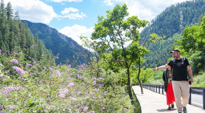 Cina: Jiuzhaigou incanta i turisti internazionali con i suoi paesaggi (2)