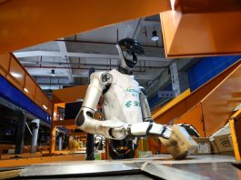 Cina: Shenzhen, robot umanoidi impiegati in sempre più ambiti della vita quotidiana (1)