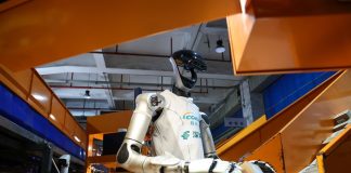 Cina: Shenzhen, robot umanoidi impiegati in sempre più ambiti della vita quotidiana (1)