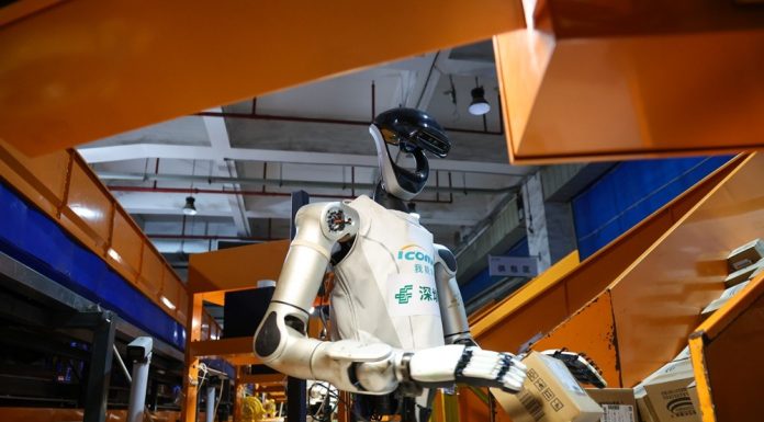 Cina: Shenzhen, robot umanoidi impiegati in sempre più ambiti della vita quotidiana (1)