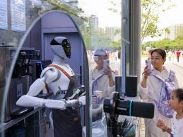 Cina: Shenzhen, robot umanoidi impiegati in sempre più ambiti della vita quotidiana (2)