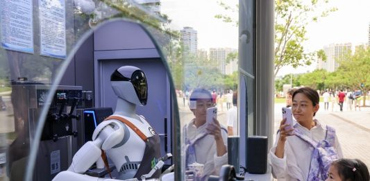 Cina: Shenzhen, robot umanoidi impiegati in sempre più ambiti della vita quotidiana (2)