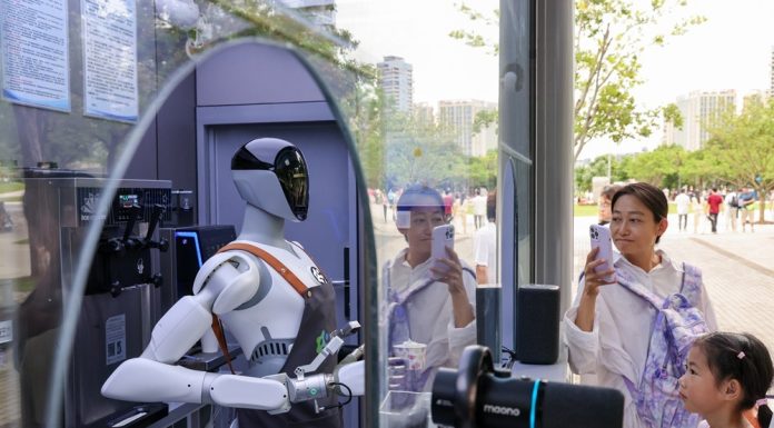 Cina: Shenzhen, robot umanoidi impiegati in sempre più ambiti della vita quotidiana (2)