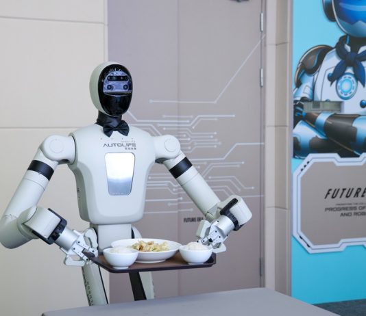 Cina: Shenzhen, robot umanoidi impiegati in sempre più ambiti della vita quotidiana (3)