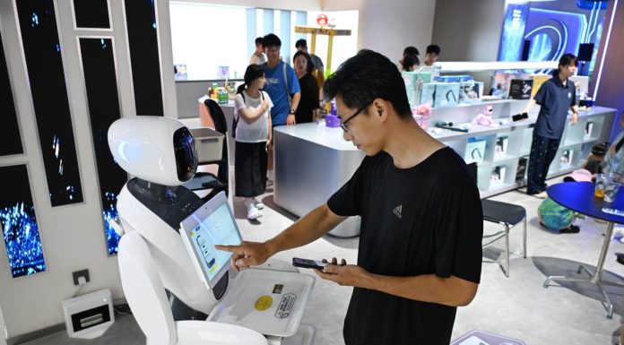 Cina: apre a Qingdao il primo negozio esperienziale 6S dedicato ai robot (3)