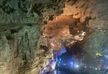 Cina: turismo nelle grotte carsiche del Guizhou per sfuggire al caldo (1)