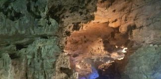Cina: turismo nelle grotte carsiche del Guizhou per sfuggire al caldo (1)