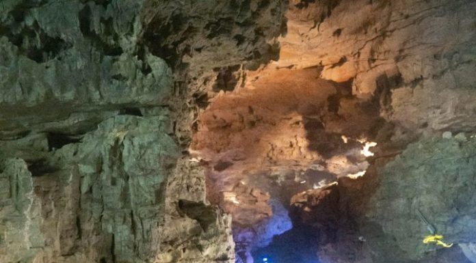 Cina: turismo nelle grotte carsiche del Guizhou per sfuggire al caldo (1)