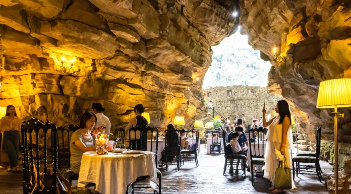 Cina: turismo nelle grotte carsiche del Guizhou per sfuggire al caldo (2)