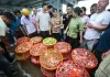 Cina: granchi freschi al mercato ittico di Zhoushan (1)