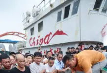 Cina: granchi freschi al mercato ittico di Zhoushan (2)