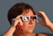 Eclissi solare parziale sul mare a Ladispoli (1)