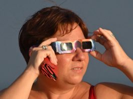 Eclissi solare parziale sul mare a Ladispoli (1)
