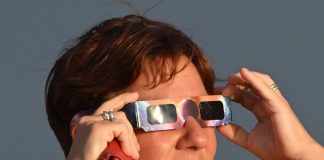 Eclissi solare parziale sul mare a Ladispoli (1)