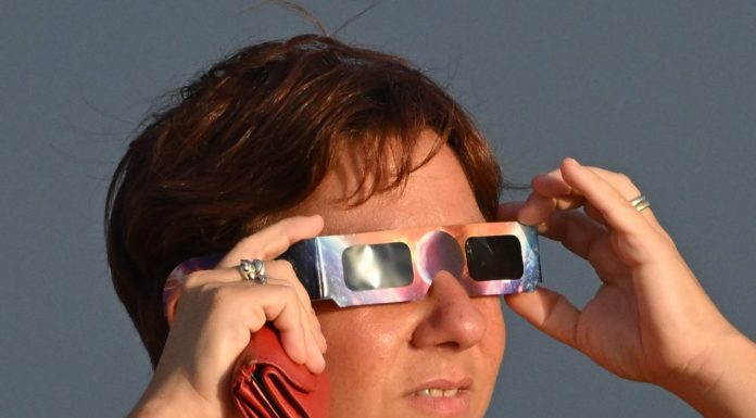 Eclissi solare parziale sul mare a Ladispoli (1)