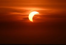 Eclissi solare parziale sul mare a Ladispoli (2)