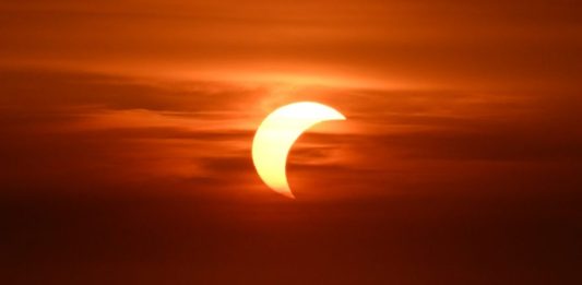 Eclissi solare parziale sul mare a Ladispoli (2)