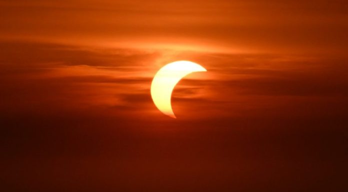 Eclissi solare parziale sul mare a Ladispoli (2)