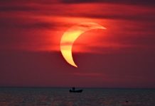 Eclissi solare parziale sul mare a Ladispoli (3)