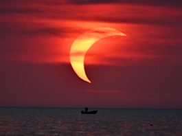Eclissi solare parziale sul mare a Ladispoli (3)