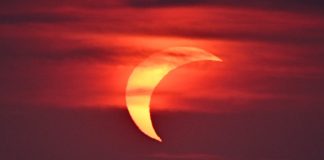 Eclissi solare parziale sul mare a Ladispoli (3)