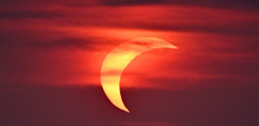 Eclissi solare parziale sul mare a Ladispoli (3)