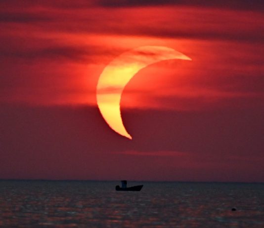Eclissi solare parziale sul mare a Ladispoli (3)