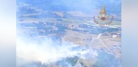 Un incendio causa una esplosione in una fabbrica di munizioni alle porte di Roma, non risultano feriti / Video