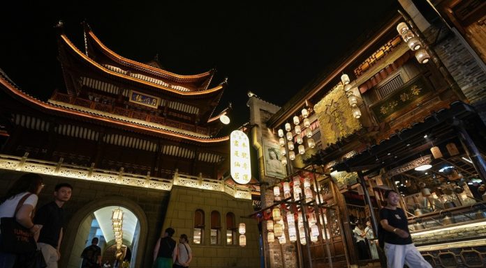 Cina: Hunan, economia notturna anima un quartiere storico e culturale (1)