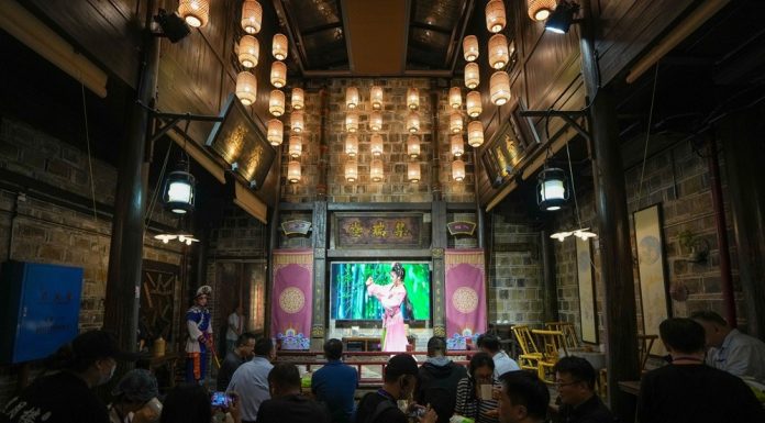 Cina: Hunan, economia notturna anima un quartiere storico e culturale (2)