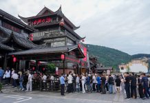 Cina: Zhangjiajie, patrimonio culturale favorisce boom del turismo estivo (1)
