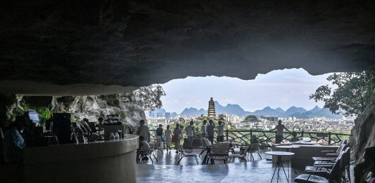 Cina: grotte del Guangxi Zhuang diventano una popolare meta turistica (3)