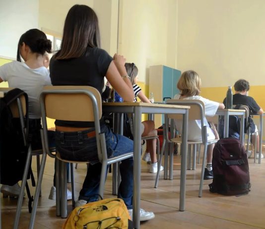Anief “Stipendi giù di quasi 1000 euro al mese rispetto agli altri dipendenti pubblici”