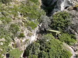 Campania, scoperto un resort abusivo a Barano d’Ischia: devastata un’area protetta