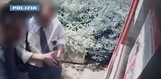 Milano, minaccia e costringe la vittima a prelevare 500 euro: arrestato un 48enne