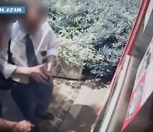 Milano, minaccia e costringe la vittima a prelevare 500 euro: arrestato un 48enne