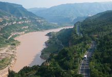 Cina: autostrade lungo il fiume Giallo favoriscono turismo estivo (1)