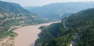 Cina: autostrade lungo il fiume Giallo favoriscono turismo estivo (1)