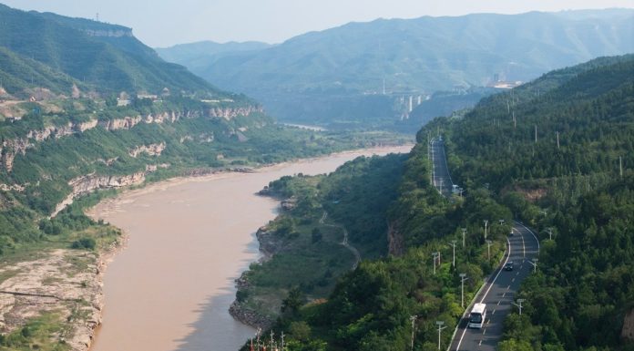Cina: autostrade lungo il fiume Giallo favoriscono turismo estivo (1)
