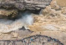 Cina: autostrade lungo il fiume Giallo favoriscono turismo estivo (3)
