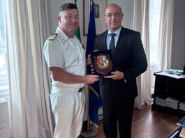 L’Ambasciatore d’Italia in Grecia Cuculi riceve il Comandante di Nave San Marco