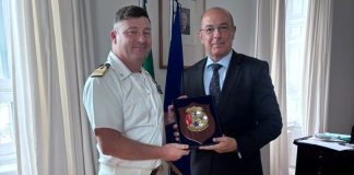 L’Ambasciatore d’Italia in Grecia Cuculi riceve il Comandante di Nave San Marco