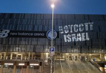 Atalanta-Hapoel Tel-Aviv, la Flotilla illumina lo stadio di Bergamo con la scritta “Boycott Israel”