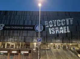 Atalanta-Hapoel Tel-Aviv, la Flotilla illumina lo stadio di Bergamo con la scritta “Boycott Israel”