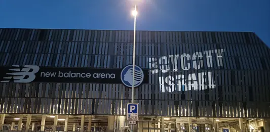 Atalanta-Hapoel Tel-Aviv, la Flotilla illumina lo stadio di Bergamo con la scritta “Boycott Israel”