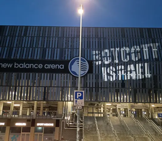 Atalanta-Hapoel Tel-Aviv, la Flotilla illumina lo stadio di Bergamo con la scritta “Boycott Israel”